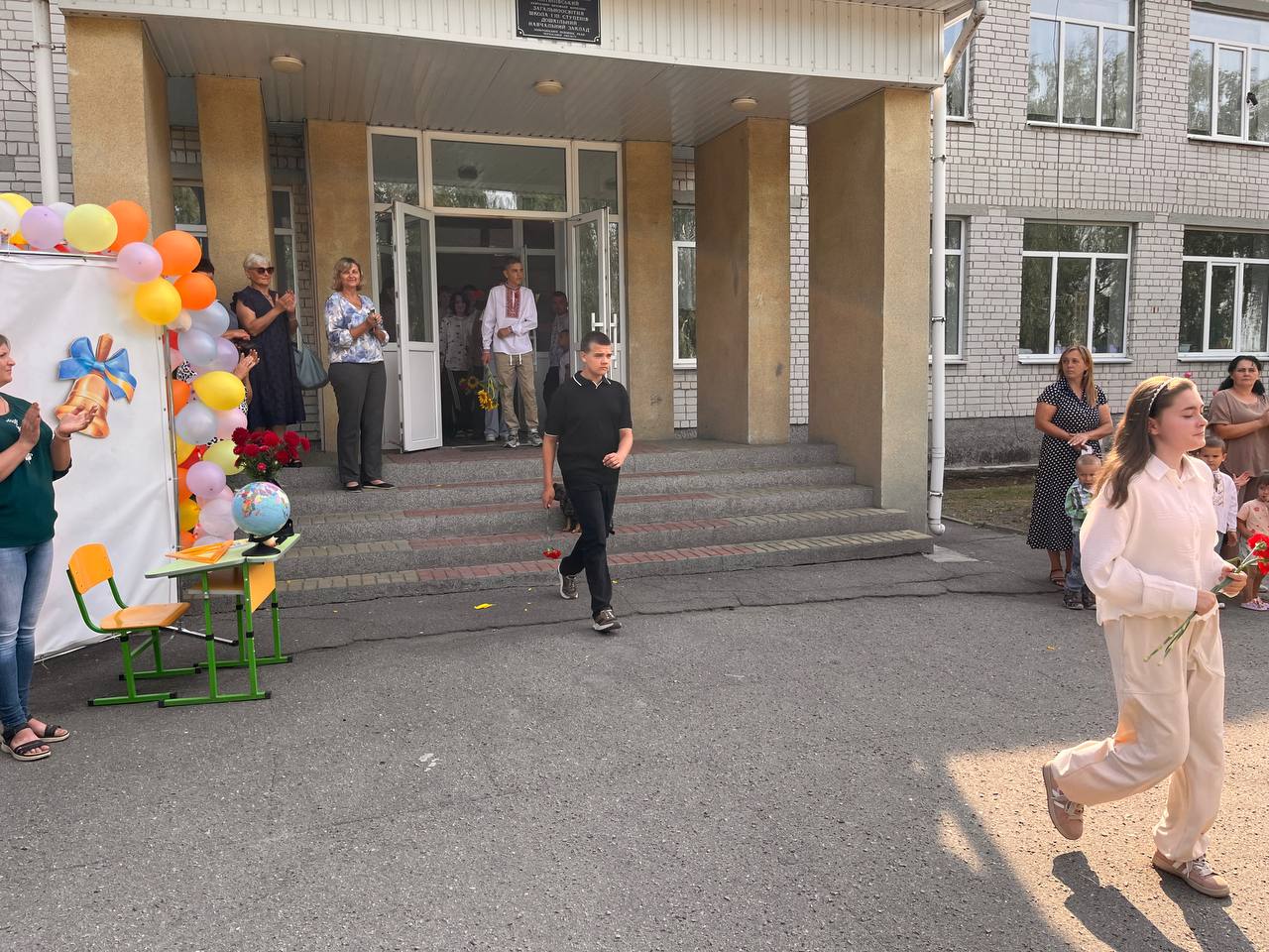 Радісні моменти біля школи в День знань